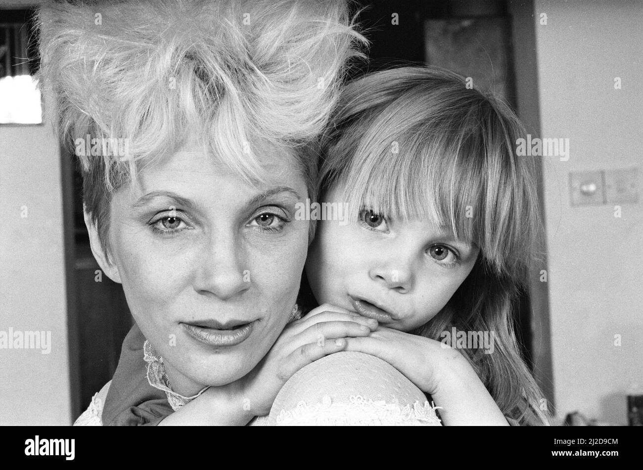 Angie Bowie, (également connue sous le nom d'Angela Bowie) avec sa fille Stacia Larranna Celeste Lipka (née en 1980) photo prise à la maison. Photo prise le 6th mars 1986 Banque D'Images