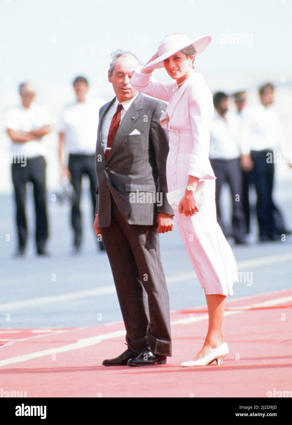 Prince et Princesse de Galles, excursion au Moyen-Orient, novembre 1986. Notre photo montre ... Princesse Diana à l'aéroport international de Hamad, Doha, Qatar, vendredi 14th novembre 1986. Banque D'Images