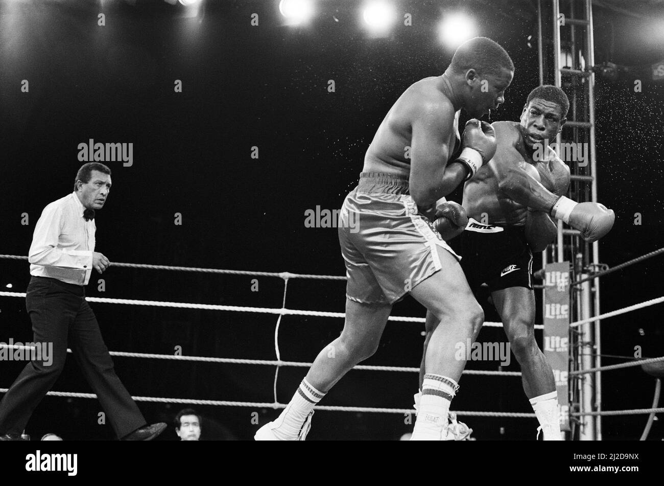 Tim Witherspoon contre Frank Bruno au stade Wembley. C'était la première défense de Witherspoon de son titre dans laquelle il a défendu avec succès avec un feu de TKO au tour 11.(image) les poinçons de Witherspoon et Bruno. 19th juillet 1986 Banque D'Images