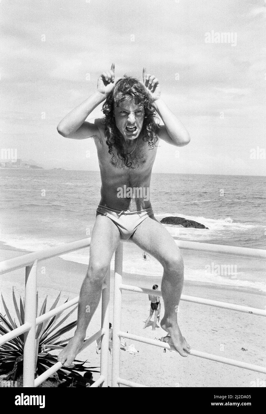 Groupe de rock australien AC/DC prendre le temps de se détendre à la plage d'Ipanema à Rio de Janeiro, Brésil pendant leur visite en Amérique du Sud. Ils sont dans la ville pour se produire au festival Rock in Rio au Rockedome, en terminant leur tournée mondiale « Flick of the Switch ». Sur la photo, le guitariste Angus Young fait partie des troncs de natation. Janvier 1985. Banque D'Images