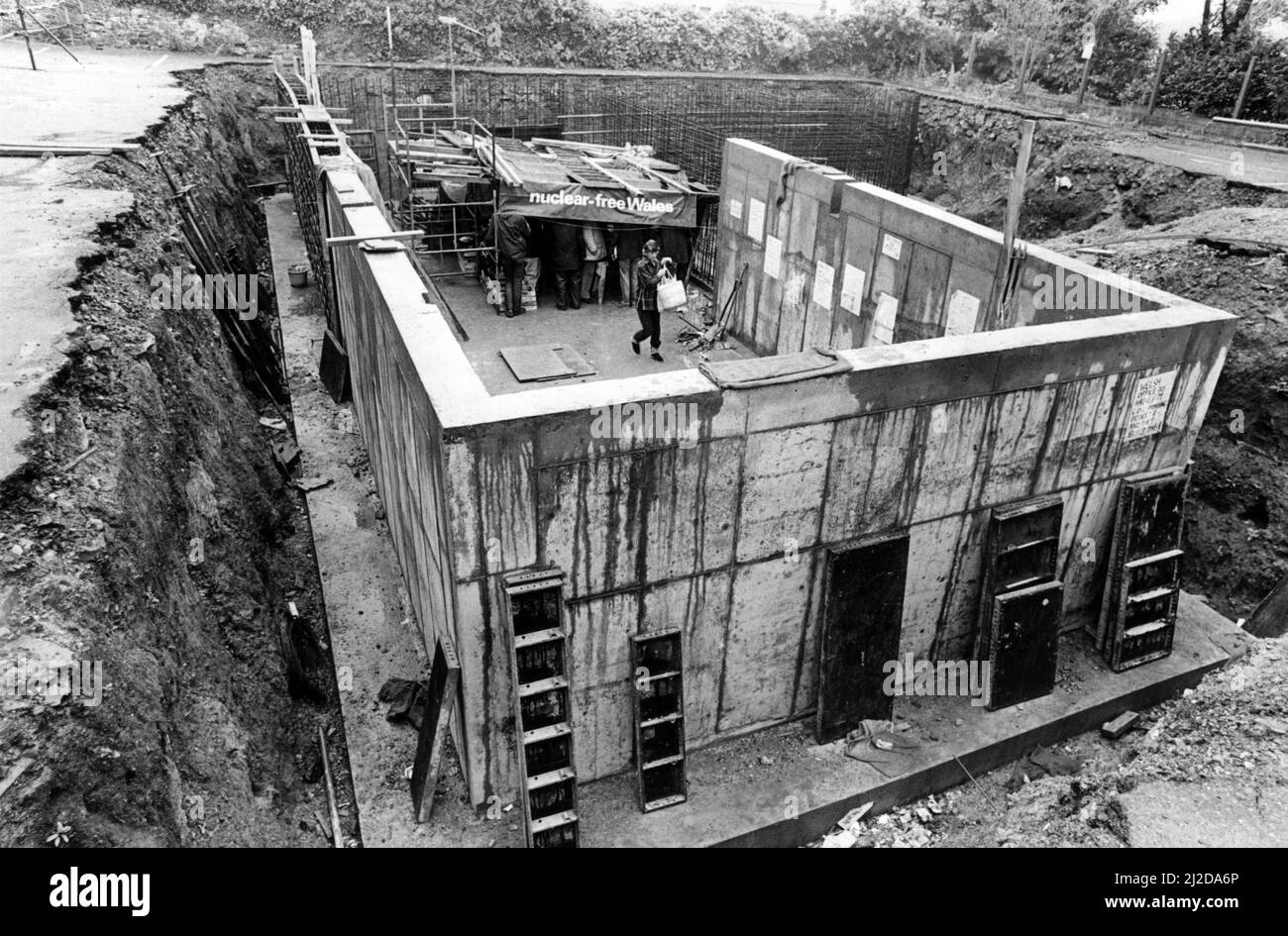Les manifestants anti-nucléaires établissent un abri dans ce qu'ils disent est le bunker nucléaire partiellement construit du Conseil de district de Carmarthen. Vers septembre 1985. Banque D'Images