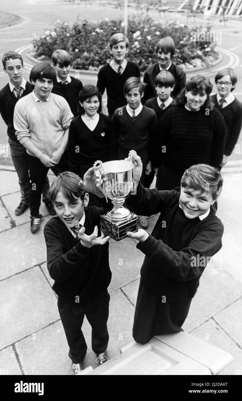 Gilbrook School, Eston, Redcar et Cleveland, North Yorkshire. 30th octobre 1985. Sur la photo, Darren Varley (à gauche) de l'école Gilbrook, South Bank, et Jane Battram de l'école Nunthorpe, avec le trophée Keep Britain Tidy Secondary School remporté conjointement par leurs deux écoles. Banque D'Images