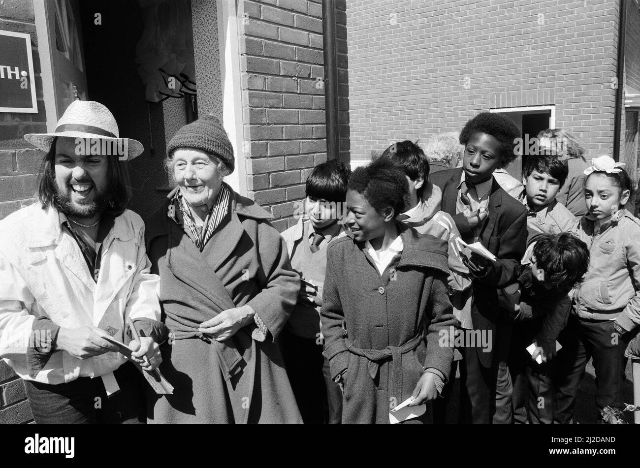 Dave Hill, star du slade, a essayé de ne pas « faire tomber la maison » lorsqu'il a fait une visite de retour après 20 ans dans son vieux lieu de travail. Il ouvrait deux maisons de spectacle pour un développement de 67 bâtiments à Heathcroft, Wolverhampton pour Tarmac Houses (Midlands). Il était un acheteur stagiaire pour Tarmac à l'âge de 18 ans, avant de tirer à la stardom. Des enfants de l'école junior de farandole étaient sur place pour voir Dave couper le ruban - ils ont suivi le développement et l'histoire du site comme un projet scolaire. 12th juin 1985. Banque D'Images