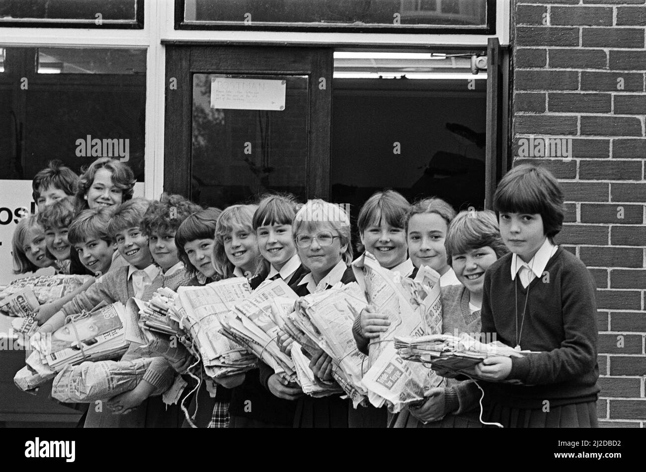 Recherche de papier... Ce sont quelques-uns des 66 élèves de la South Crosland Junior School qui ont recueilli un quart de tonne de papier dans le cadre d'un projet environnemental sur les ressources naturelles et la façon dont elles peuvent être préservées. Les enfants ont recueilli le papier pour savoir combien les familles jettent pendant une semaine. Le projet est organisé par Mme Linda Bulloch, qui est employée par la Commission du service de la main-d'oeuvre dans le cadre d'une campagne de maintien de l'ordre en Grande-Bretagne. 14th octobre 1985. Banque D'Images