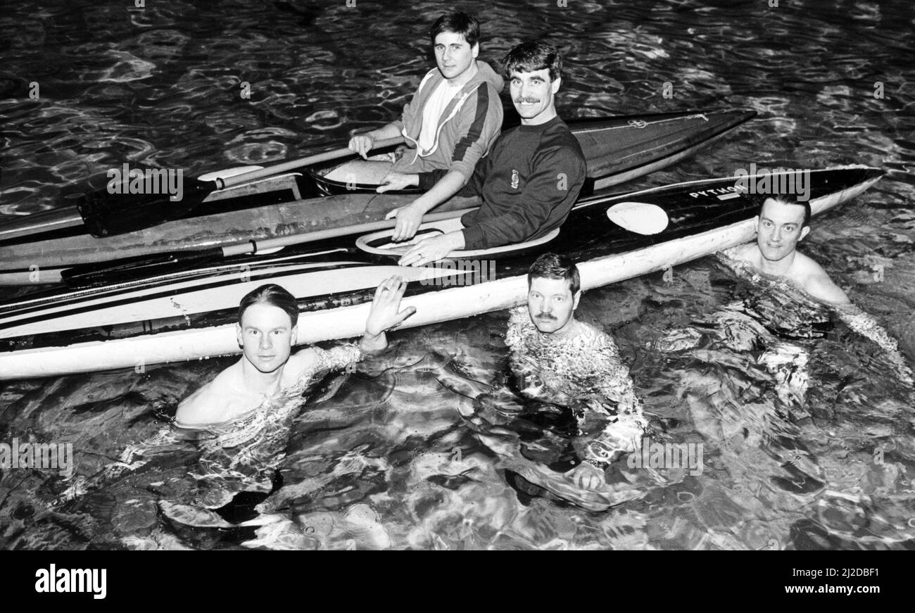 Les membres de l'AT de Coulby Newham doivent prendre l'eau pour la charité dans une course de canoë sponsorisée par marathon et ils font appel aux hommes d'affaires de Teesside pour les soutenir dans la course de 125 miles de Devozes, Wiltshire à Westminster pour élever £2000 pour les Samaritans et la fibrose kystique. Deuxième Lieut, commandant de peloton. Brian Meeres, 25 ans, avait déjà eu ¿250 promis par des entreprises locales. Le Pte Mark Charlton, officier de cadets Alsn Craif et le Pte John Willis, sont représentés sur la photo des bains Thornaby. En canots sont second Lieut. Meeres et second Lieut. John Freer. 1st mars 1986. Banque D'Images