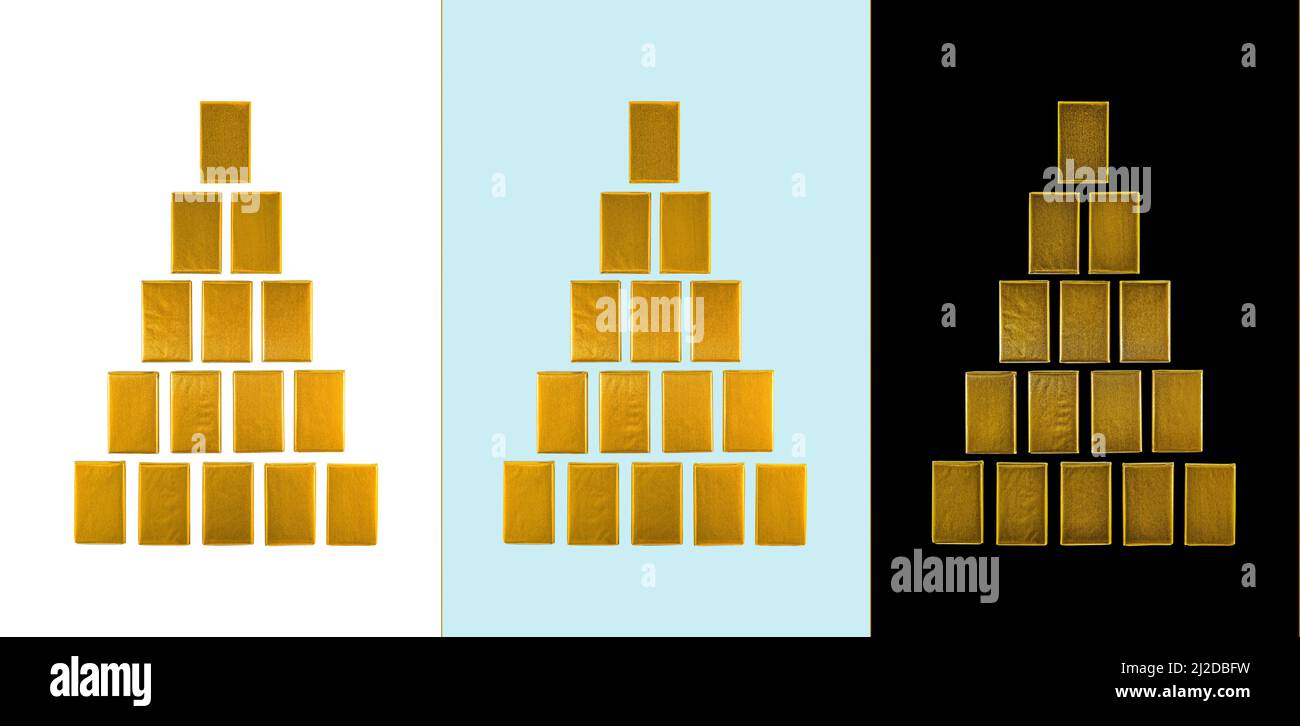 Trois pyramides d'or identiques, isolées, sur des arrière-plans différents, de la lumière à l'obscurité. Banque D'Images