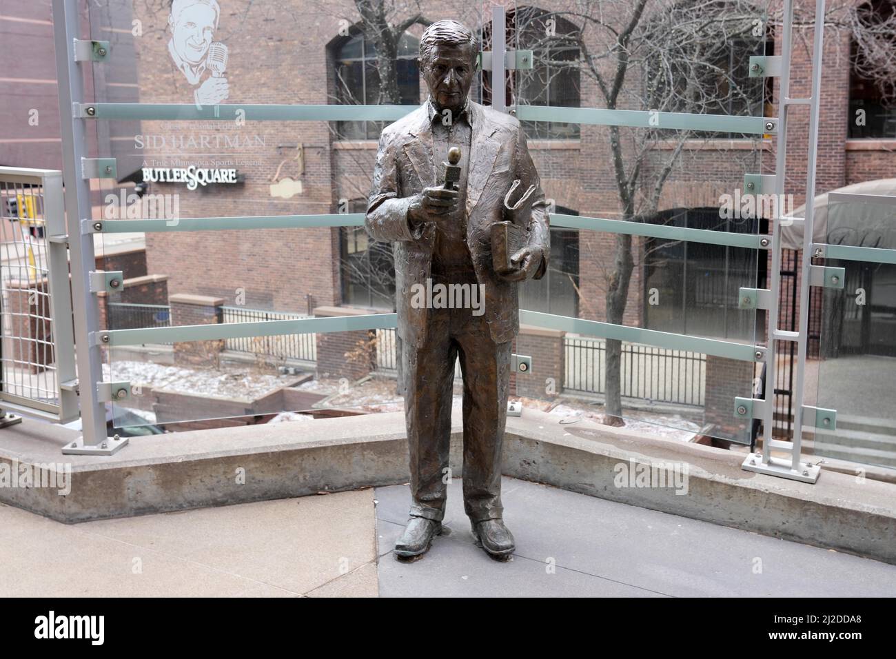 Une statue de journaliste de personnalité sportive Sid Hartman à Target Field jeudi 31 mars 2022, à Minneapolis. Banque D'Images