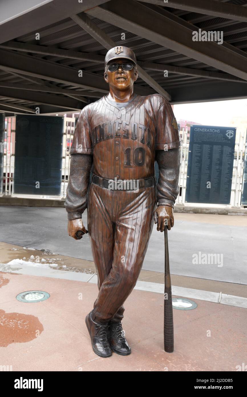 Une statue de Tom Kelly, ancien joueur et directeur des Minnesota Twins, à Target Field jeudi 31 mars 2022, à Minneapolis. Banque D'Images