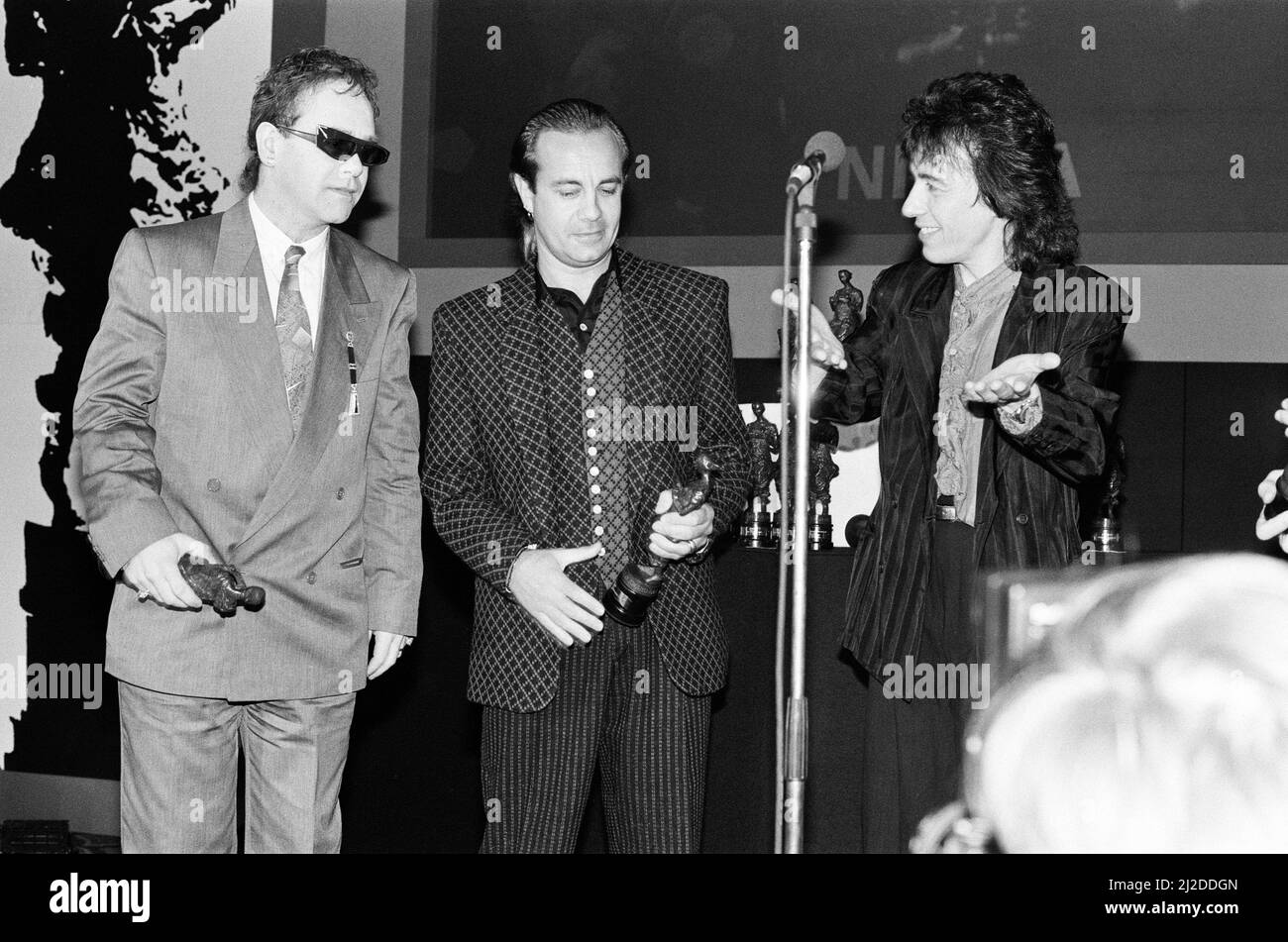 Les prix Ivor Novello à la maison Gorsvenor, Londres. Sur la photo, Elton John, Bernie Taupin et Bill Wyman. 7th avril 1986. Banque D'Images