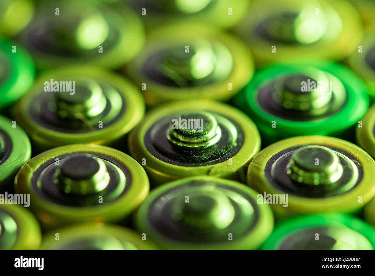 Gros plan des extrémités positives des piles déchargées, tailles AA, prise de vue macro, mise au point sélective. Batterie usagée Banque D'Images