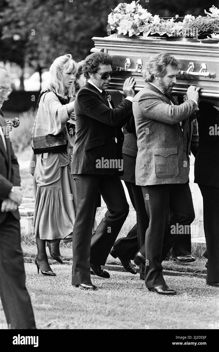 Tom Jones assiste aux funérailles de son gestionnaire Gordon Mills à Hersham, Surrey. 5th août 1986. Banque D'Images