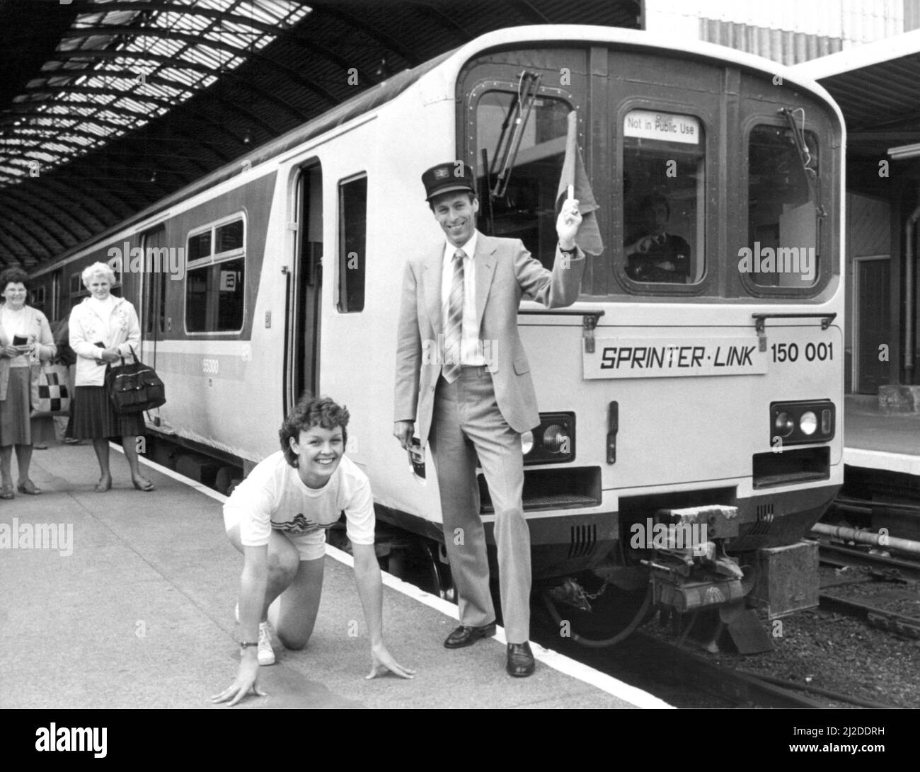 La nouvelle étoile de sprint de British Rail s'est précipitée à Newcastle pour terminer un tour d'honneur vers le nord le 9th août 1985. Le nouveau sprinter 150 était visible dans le Nord-est après avoir terminé avec succès ses essais dans les Midlands de l'est. L'athlète olympique Midle McLeod fait la vague dans le nouveau train, et à ses marques est l'assistante de projet Vanessa Mooney Banque D'Images