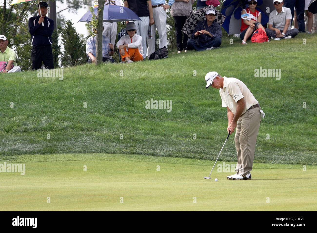 17 sept 2011-Incheon, Corée du Sud-Tom Lehman des États-Unis 8th hall putt lors du championnat PGA Tour Songdo IBD deuxième tour au club de golf Jack Nicklaus à Incheon, à l'ouest de Séoul, le 17 sept 2011, Corée du Sud. Banque D'Images