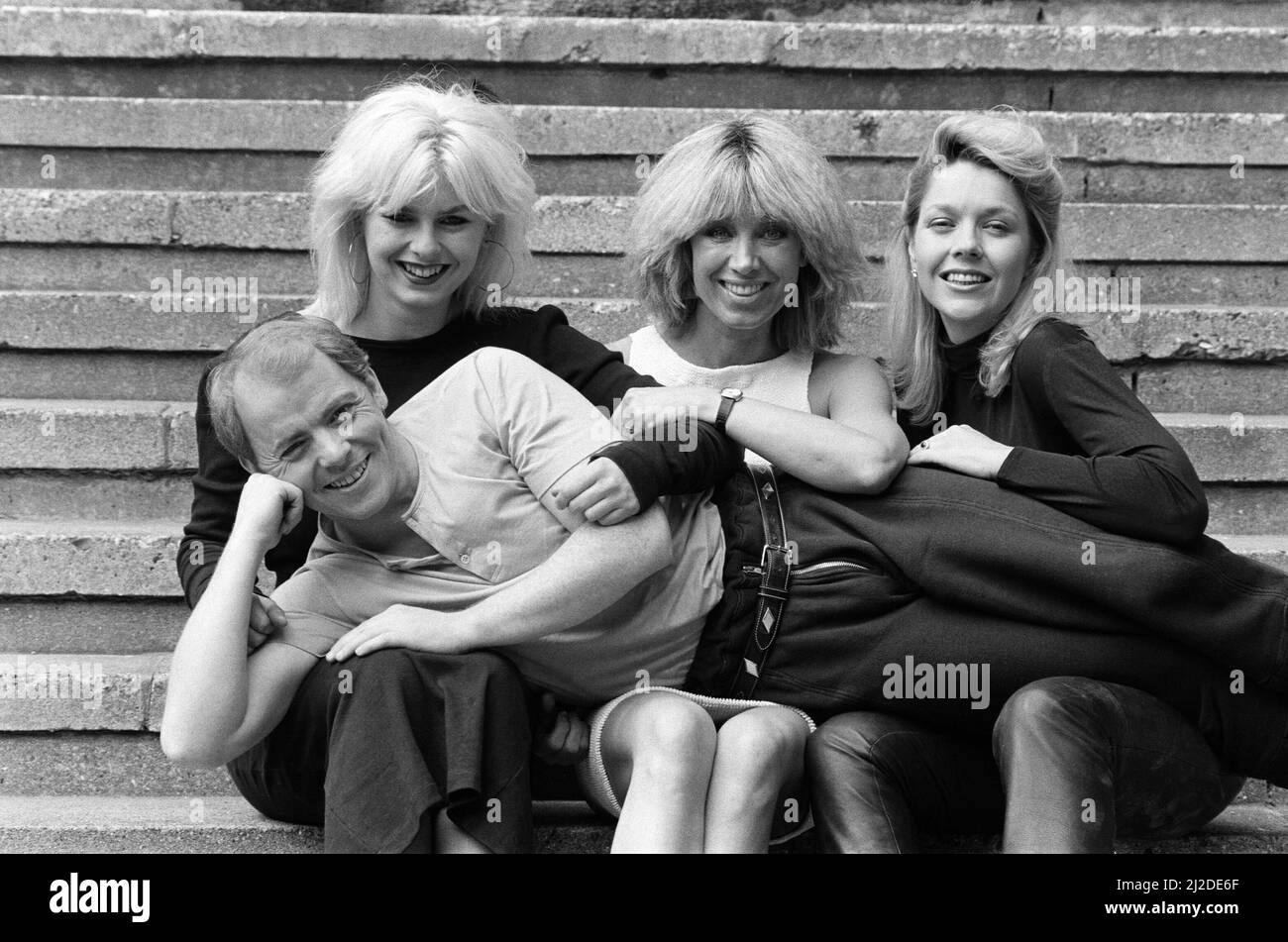 Le chanteur écossais Jim Diamond en photo avec son groupe de soutien, Vicki et Sam Brown, épouse et fille de Joe Brown et Sonia Jones. Chanteuses de gauche à droite, Sam Brown, Vicki Brown et Sonia Jones. 16th mai 1985. Banque D'Images