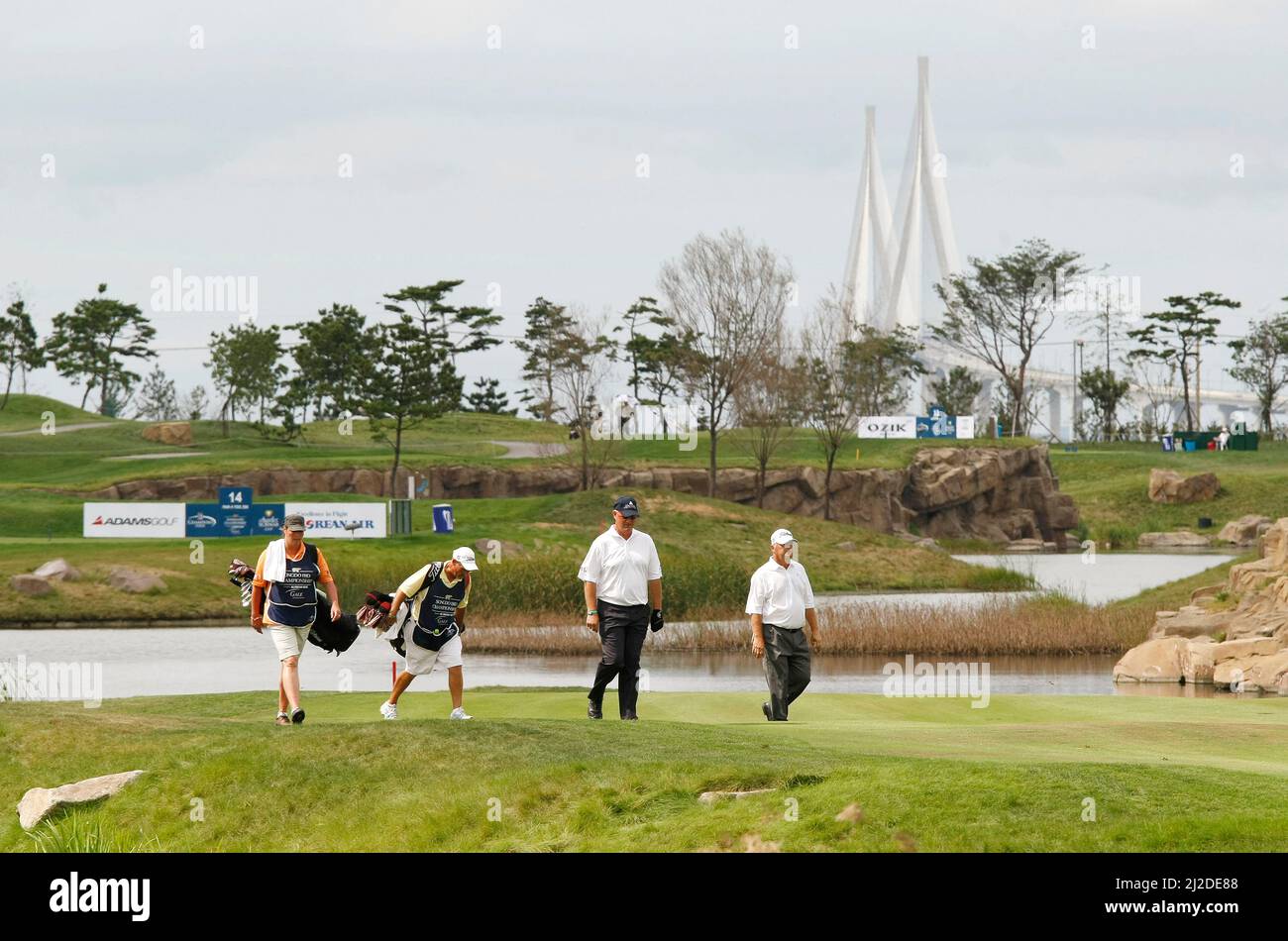 18 sept 2011-Incheon, Corée du Sud-Sandy Lyle of Scotland (C) et David Eger of USA (R), marchez après un tir en T de 14th salles lors de la finale du championnat PGA Tour Songdo IBD au club de golf Jack Nicklaus à Incheon le 18 septembre 2011. Banque D'Images