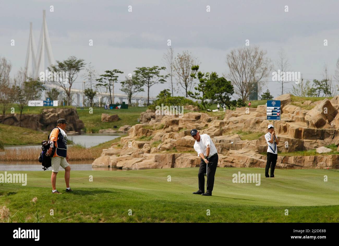 18 sept. 2011-Incheon, Corée du Sud-Sandy Lyle of Scotland (C), 14th hall d'approche lors de la finale du championnat PGA Songdo IBD au club de golf Jack Nicklaus à Incheon le 18 sept. 2011. Banque D'Images