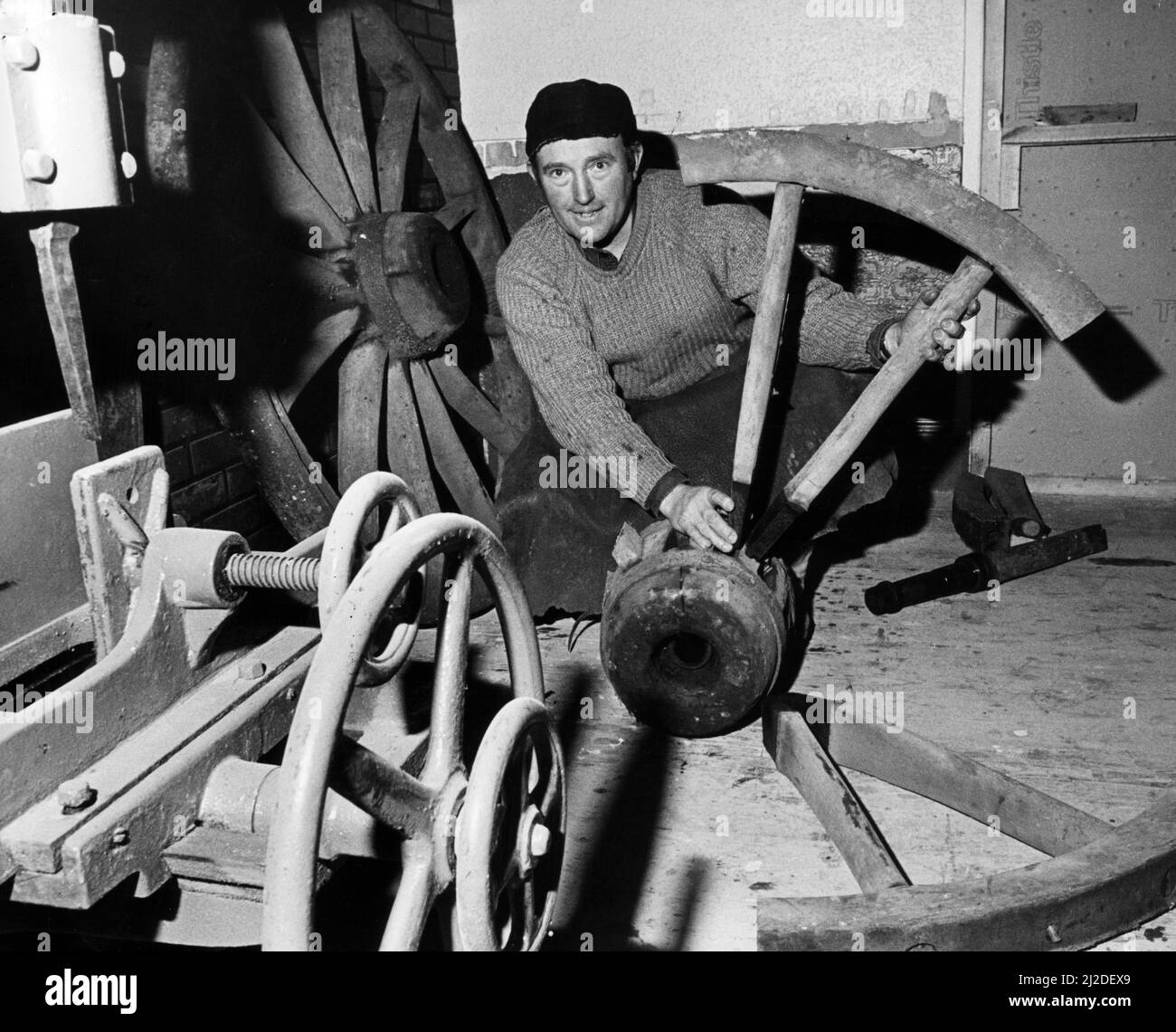 Stockton Preston Hall Museum. 19th janvier 1985. Grande roue en bois, la dernière nouveauté de la rue victorienne au musée Preston Hall, Yarm Road, Preston Park, Stockton on Tees. Il a déambulé les rues de Thornaby en déplaçant la trémie de nuit de maison en maison, un élément essentiel des arrangements sanitaires victoriens. Maintenant, la roue, qui a été découverte au dépôt d'entretien de Stockton Council Sun Street, est devenue le dernier ajout à l'atelier de wheelwright de Streets. Banque D'Images