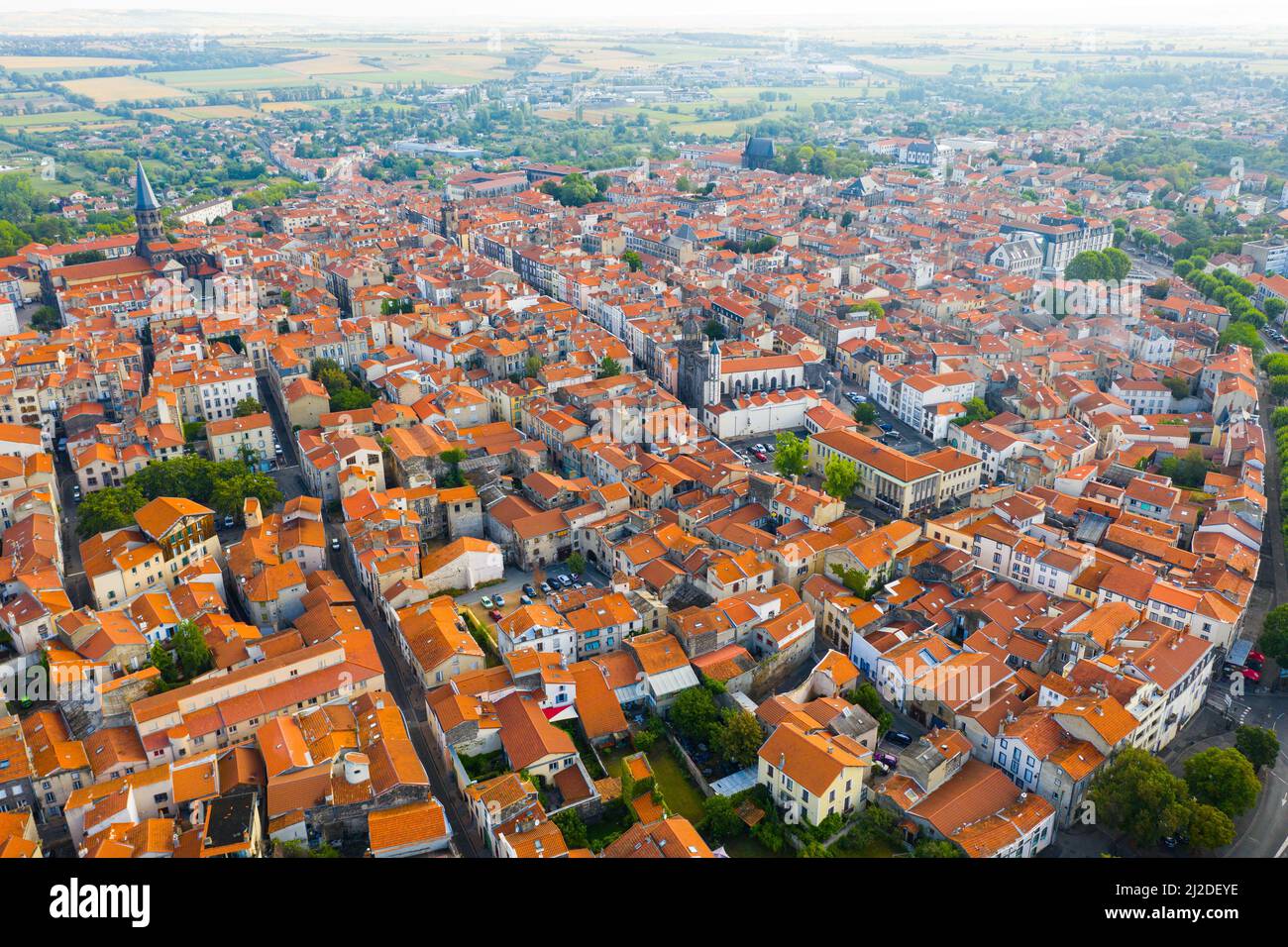 Vue aérienne du quartier résidentiel de Riom, Auvergne, France Banque D'Images