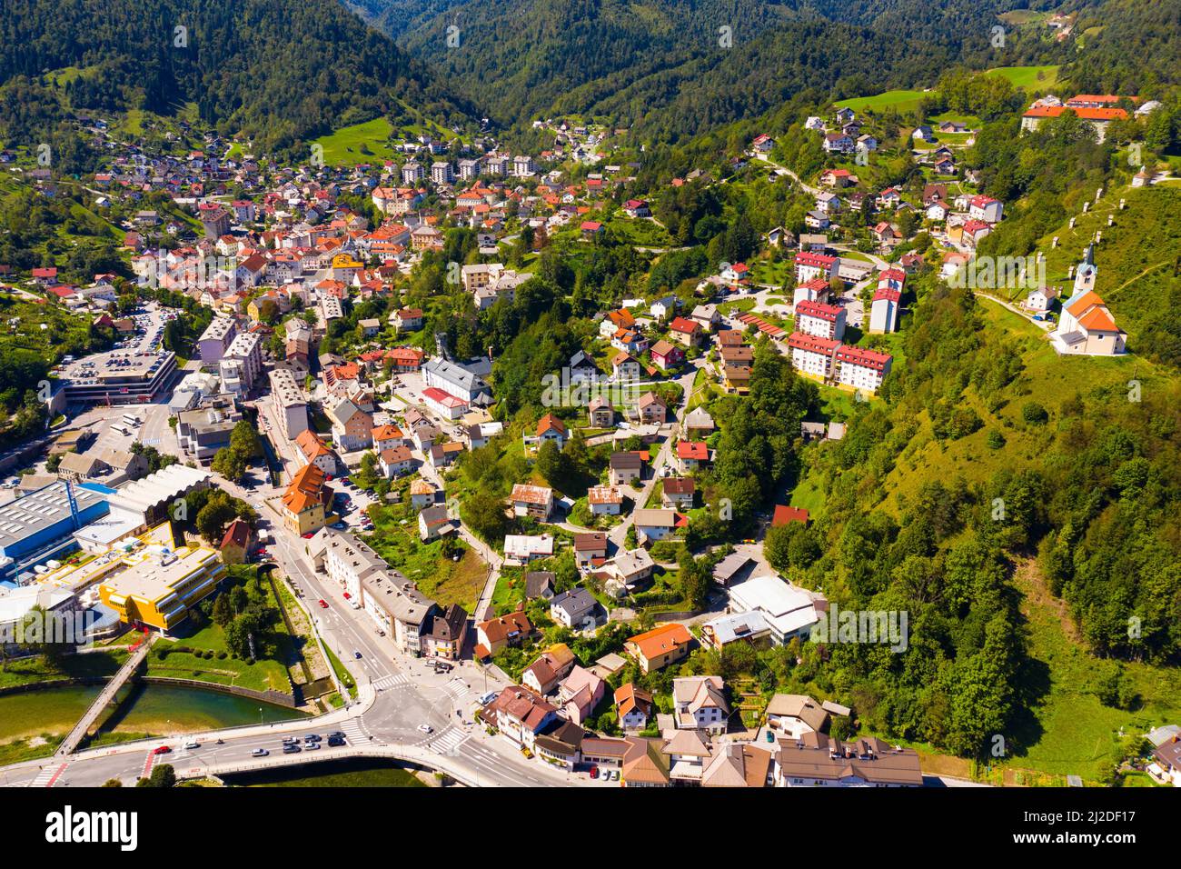 Vue aérienne générale d'Idrija, Slovénie Banque D'Images
