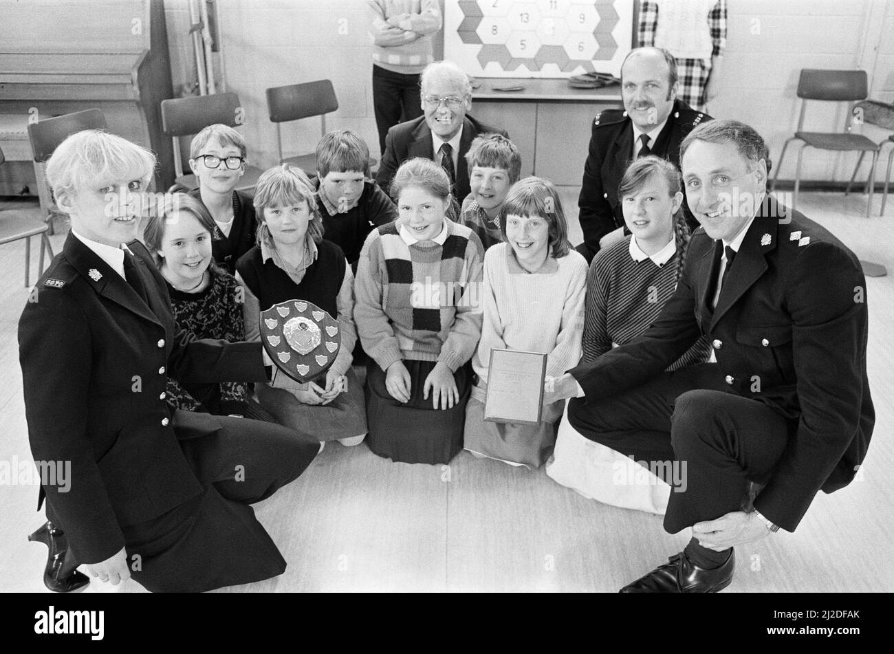 Le WPC Joanne Burton et l'inspecteur Ray Brown en photo avec les finalistes du quiz annuel Harold Haigh sur la sécurité routière organisé par la police de Huddersfield. Les équipes de la Stile Common Junior School et de la St Patrick RC School sont photographiées avec Jack Richardson, président du comité de sécurité routière de Huddersfield et le PC Peter Dyson. 7th mai 1986. Banque D'Images