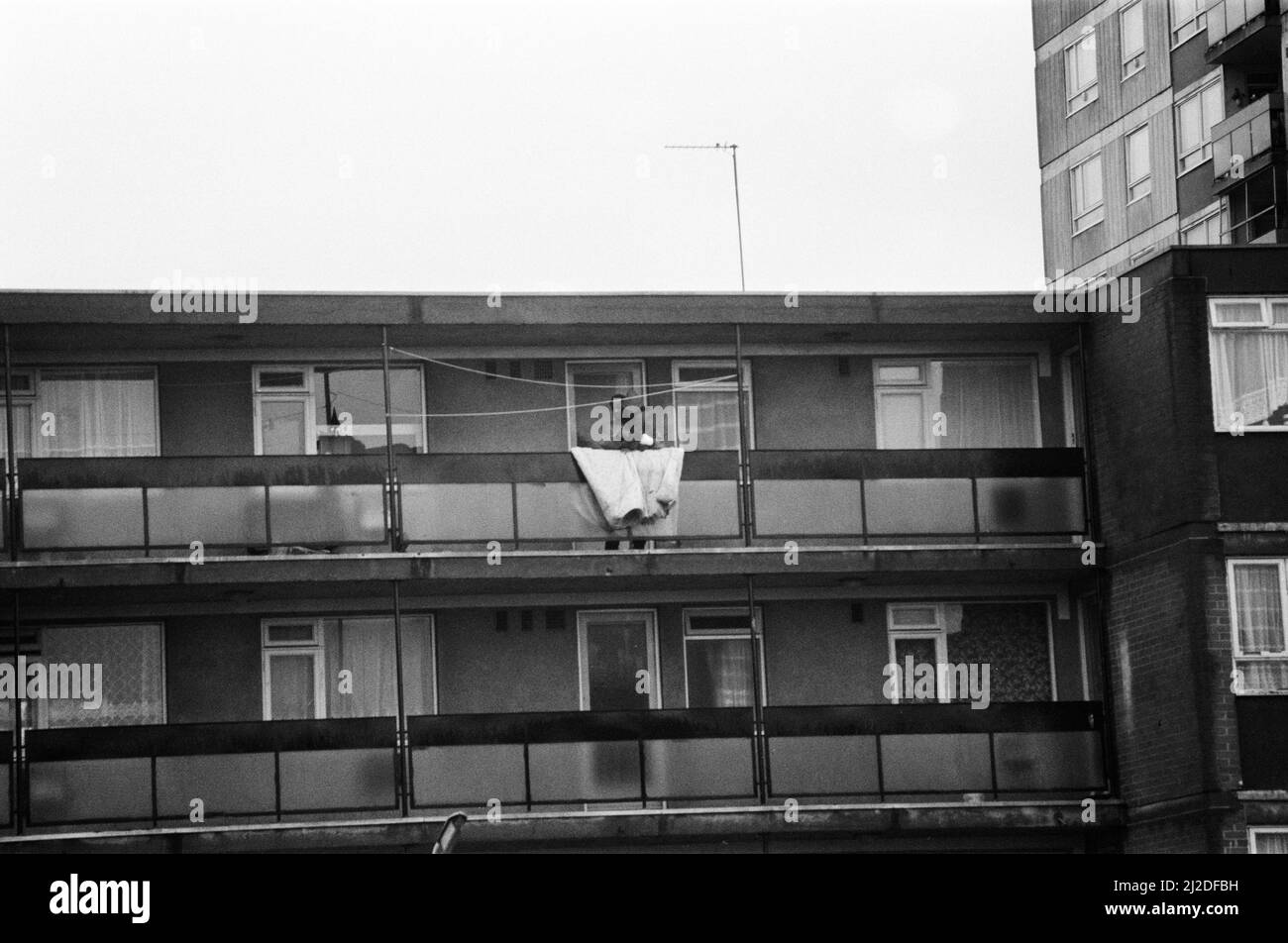 Le 25th décembre 1985, Errol Walker a forcé son chemin dans un appartement au troisième étage de la cour de Poynter. Une femme s'est écartue et est ensuite décédée des blessures causées par un couteau. Le lendemain, la police armée a encerclé les appartements où Walker avait en otage Carlene Charles, âgée de quatre ans. Sur la photo, Carlene est prise en otage par Errol Walker depuis le balcon des appartements, la police armée a mis le siège en contrebas. 26th décembre 1985 Banque D'Images Le 25th décembre 1985, Errol Walker a forcé son chemin dans un appartement au troisième étage de la cour de Poynter. Une femme s'est écartue et est ensuite décédée des blessures causées par un couteau. Le lendemain, la police armée a encerclé les appartements où Walker avait en otage Carlene Charles, âgée de quatre ans. Sur la photo, Carlene est prise en otage par Errol Walker depuis le balcon des appartements, la police armée a mis le siège en contrebas. 26th décembre 1985 Banque D'Images