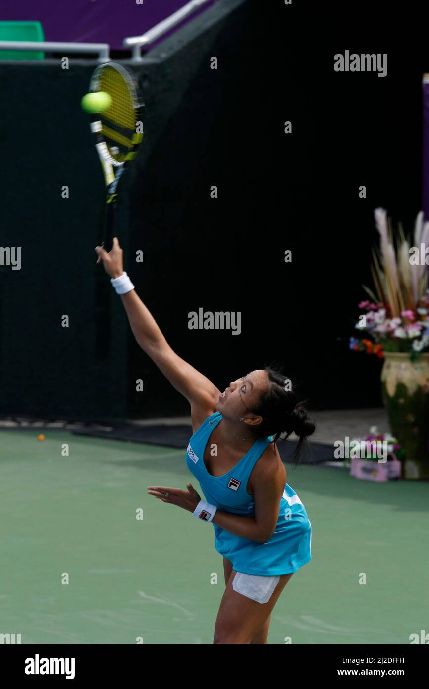 20 sept 2011-Séoul, Corée du Sud-Vania Roi des États-Unis, servir à Kimiko Date-Krumm du Japon (pas d'image), lors d'une seule journée de jeu, première dans le Hansol Korea Open tennis au terrain de tennis du parc olympique dans l'est de Séoul, le 20 sept 2011, Corée du Sud. Vania King a gagné en jeux droits 6-2, 6-2. Banque D'Images