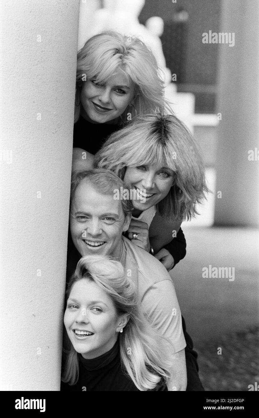 Le chanteur écossais Jim Diamond en photo avec son groupe de soutien, Vicki et Sam Brown, épouse et fille de Joe Brown et Sonia Jones. Sur la photo, de haut en bas, Sam Brown, Vicki Brown, Jim Diamond et Sonia Jones. 16th mai 1985. Banque D'Images
