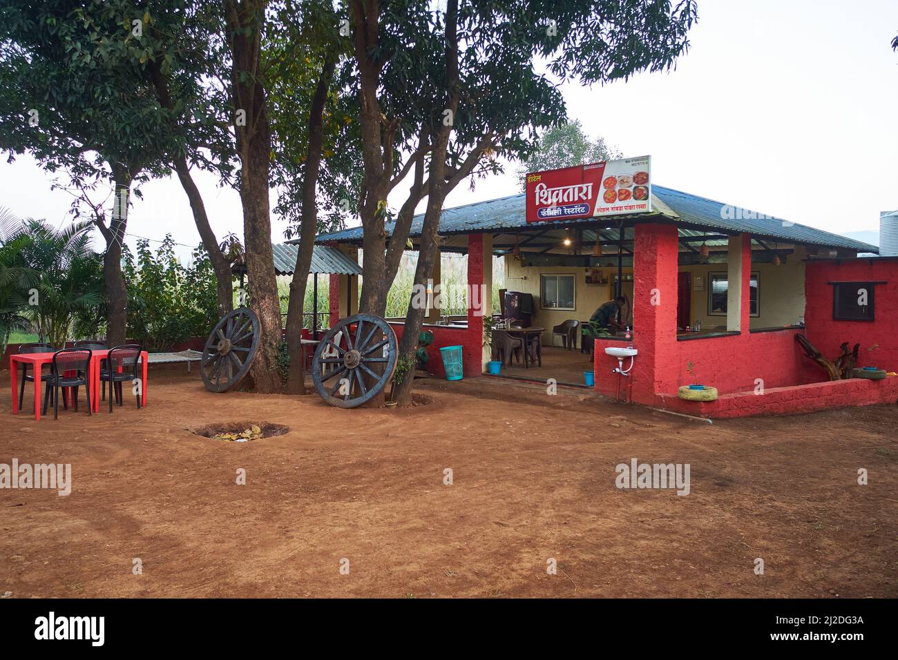 Un restaurant typique en bord de route dans le district de Ratnagiri de Maharashtra, en Inde Banque D'Images