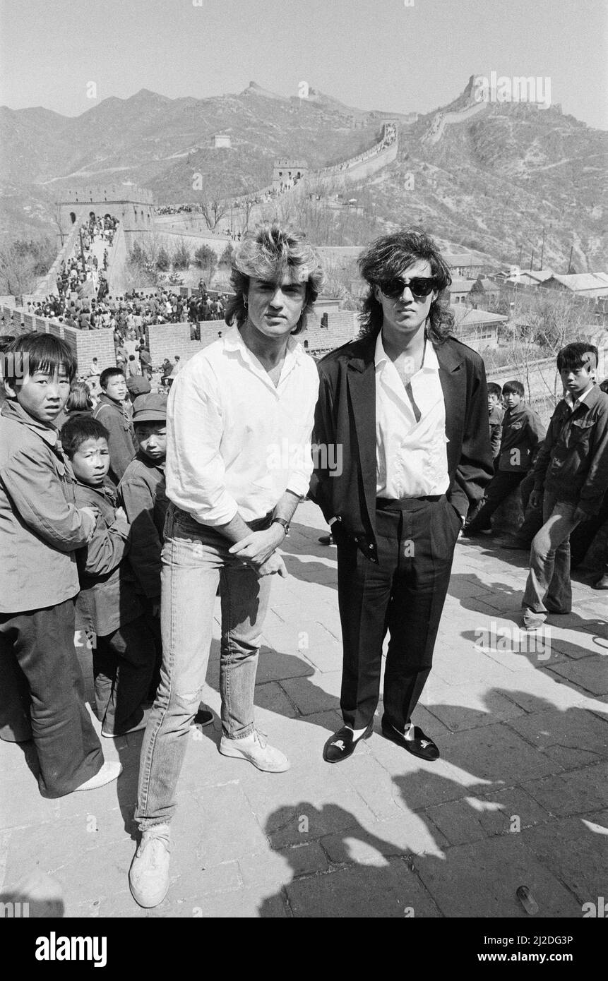 George Michael (à gauche) et Andrew Ridgeley (à droite) de Wham ! Sur la Grande Muraille de Chine, en Chine. 1985. WHAM! ils ont fait une excursion de 10 jours. Le vrai nom de George Michael est Georgios Kyriacos Panayiotou en 1985 la Chine se réveillait au monde extérieur après leur propre Révolution culturelle, et Wham! Ont été le premier groupe occidental à jouer en Chine. Le vrai nom de George Michael est Georgios Kyriacos Panayiotou photo prise le 9th avril 1985 Banque D'Images