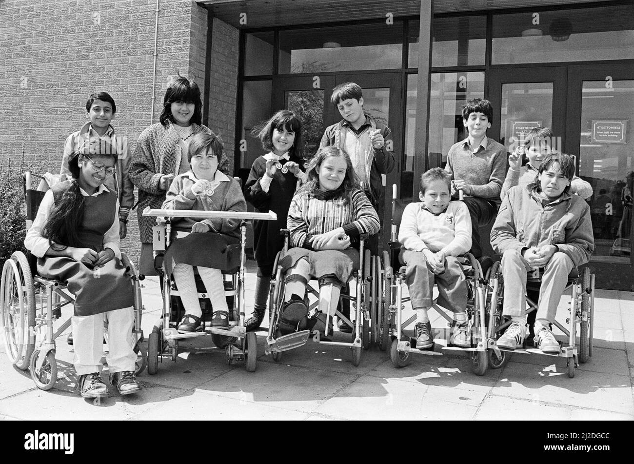 Ces jeunes de l'unité pour handicapés¿ Newsome High School ont été les vrais gagnants lors d'une récente compétition sportive. Ils sont venus avec des médailles d'une variété d'événements dans le Yorkshire et Humberside pour les jeunes handicapés, qui ont eu lieu à Cleckheaton. Sur la photo avec leurs médailles sont (à partir de la gauche ) dos: Sarfaz Malik, Aisha Chowdrey, Kirsty Griffiths, Michael Hirst, Carl Moore, Jonathan Adam; avant : Sharifa Patel, Joanne Hesling, Marshia Duke, Richard Croft et Stuart Martin. 14th mai 1986. Banque D'Images