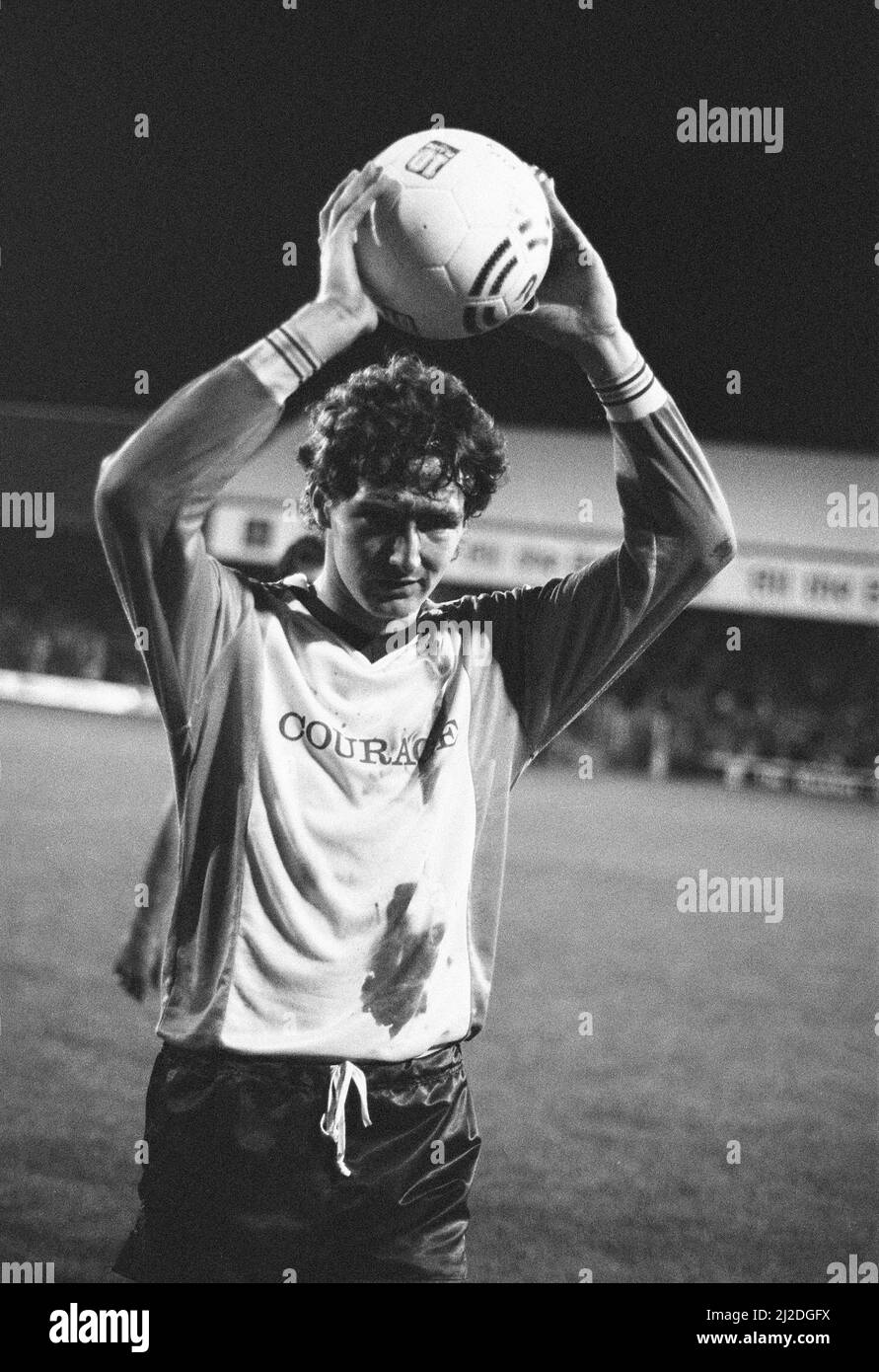 Lecture 4-2 Chesterfield, match de la Division trois à Elm Park, mercredi 2nd octobre 1985. Chapeau Trick héros Trevor Senior avec ballon de match. Banque D'Images