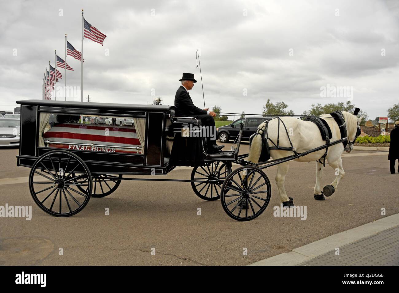 Le héros américain se repose. Le général de brigade Robert Cardenas, USAF, Ret, les services de committal ont eu lieu au cimetière national Miramar, à San Diego, en Californie, le 31 mars 2022. Le général Cardenas a volé le B-29 qui a porté Chuck Yeager aloft à sa vitesse de vol record. Après avoir élué la capture pendant la Seconde Guerre mondiale, Cardenas est retourné dans les États pour effectuer un essai en vol sur des avions allemands capturés. Après la guerre, il a été le pilote d'essai principal sur le YB-49, l'aile volante originale. Ses médailles comprennent la Croix de vol distinguée, la Médaille du service distingué et le coeur pourpre. Banque D'Images