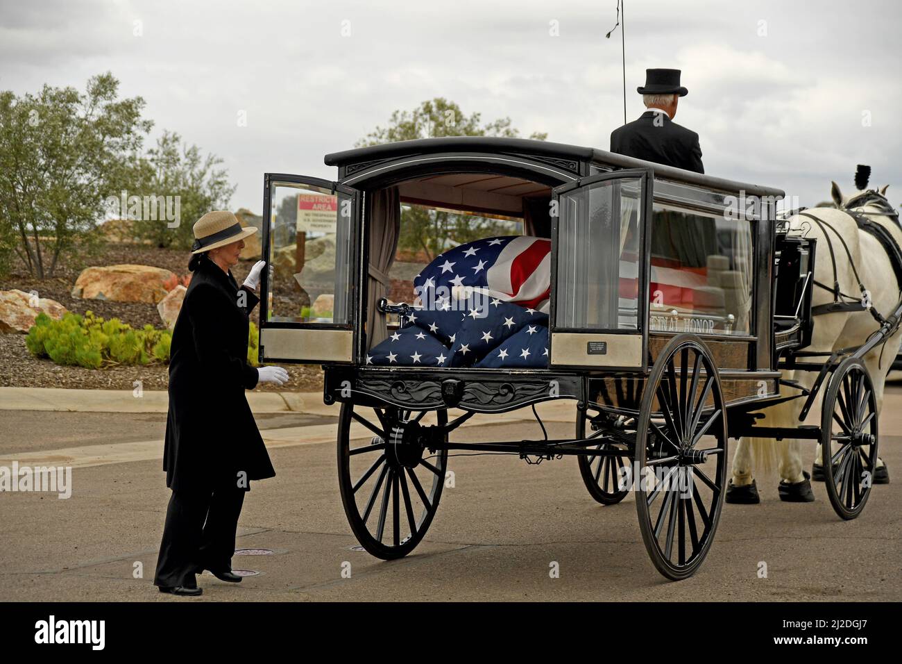 Le héros américain se repose. Le général de brigade Robert Cardenas, USAF, Ret, les services de committal ont eu lieu au cimetière national Miramar, à San Diego, en Californie, le 31 mars 2022. Le général Cardenas a volé le B-29 qui a porté Chuck Yeager aloft à sa vitesse de vol record. Après avoir élué la capture pendant la Seconde Guerre mondiale, Cardenas est retourné dans les États pour effectuer un essai en vol sur des avions allemands capturés. Après la guerre, il a été le pilote d'essai principal sur le YB-49, l'aile volante originale. Ses médailles comprennent la Croix de vol distinguée, la Médaille du service distingué et le coeur pourpre. Banque D'Images