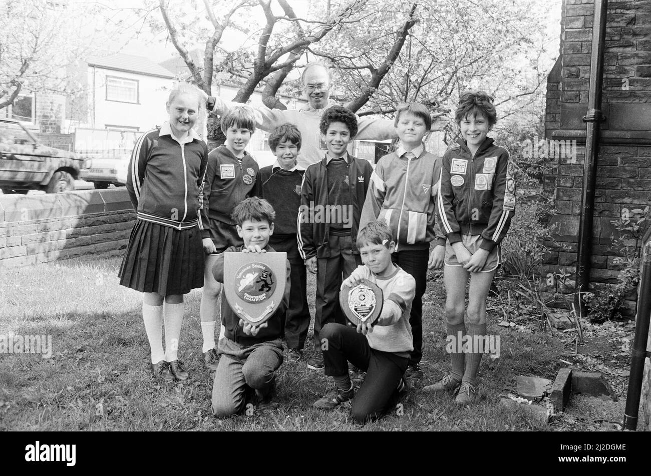 L'école junior Birkby a remporté les trophées d'équipe de M10 et M11 aux Championnats d'orientation annuels Yorkshire Schools¿au Chevin, Otley. Seulement trois écoles de HUDDERSFIELD étaient représentées à cause du conflit d'enseignants et cela a également réduit le nombre total d'entrées et seulement environ 150 ont participé aux cinq catégories d'âge. Les équipes de Birkby¿¿ Winning Boy et leur seule jeune entrant sont photographiés avec leurs trophées et l'enseignant Rod Shaw. Rangée arrière (de l à r) : Emma Brumfield, Thomas Hutchinson, Peter Dawson, Stelios Sylianou, Daniel Hawtin, Nathan Hutchinson. Première rangée : Kevin Hoult et Richard Saville. 13th mai 1986. Banque D'Images