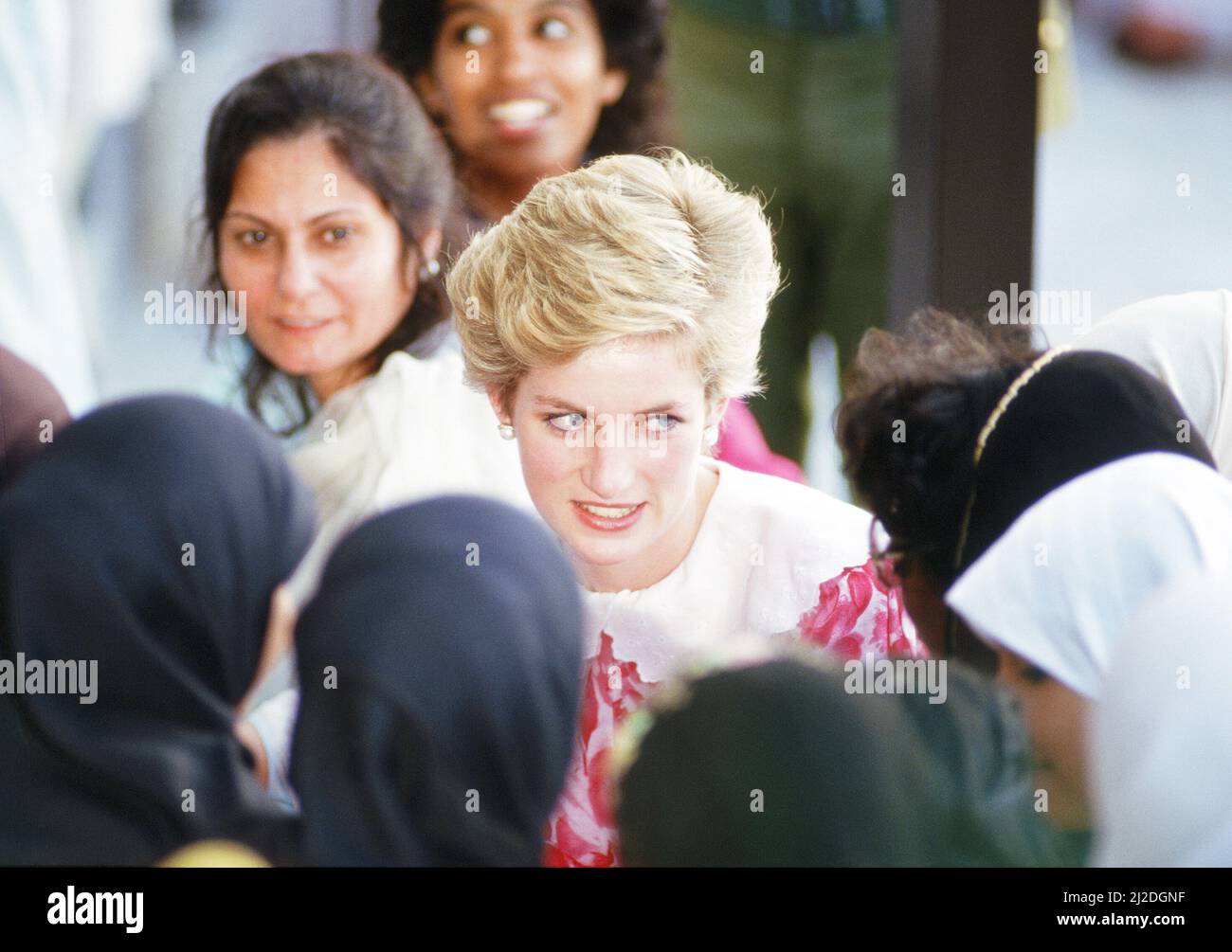 Prince et Princesse de Galles, excursion au Moyen-Orient, novembre 1986. Notre photo montre ... La princesse Diana visite l'Université Sultan Qaboos, Oman, le mercredi 12th novembre 1986. Banque D'Images