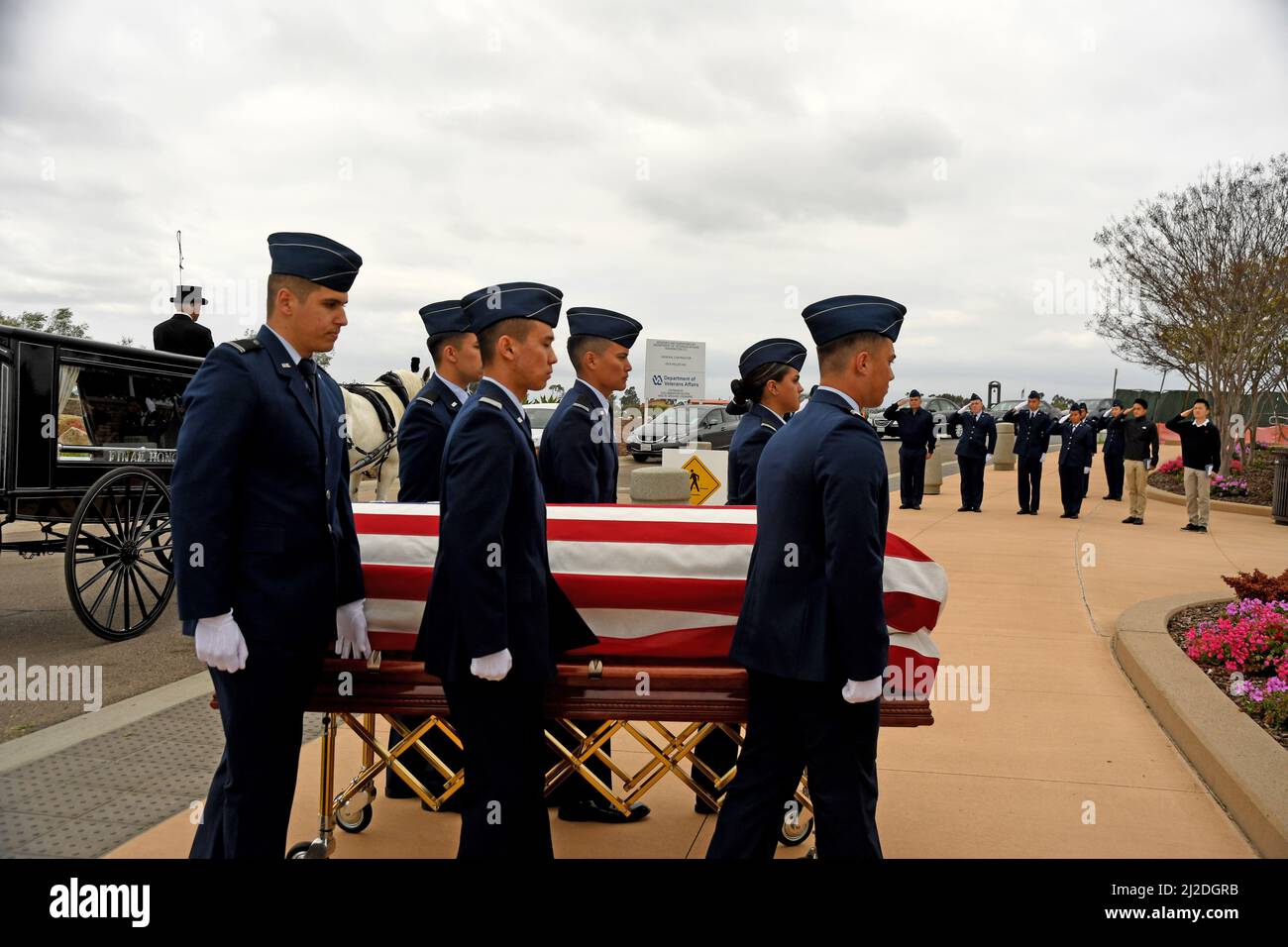 Le héros américain se repose. Le général de brigade Robert Cardenas, USAF, Ret, les services de committal ont eu lieu au cimetière national Miramar, à San Diego, en Californie, le 31 mars 2022. Le général Cardenas a volé le B-29 qui a porté Chuck Yeager aloft à sa vitesse de vol record. Après avoir élué la capture pendant la Seconde Guerre mondiale, Cardenas est retourné dans les États pour effectuer un essai en vol sur des avions allemands capturés. Après la guerre, il a été le pilote d'essai principal sur le YB-49, l'aile volante originale. Ses médailles comprennent la Croix de vol distinguée, la Médaille du service distingué et le coeur pourpre. Banque D'Images
