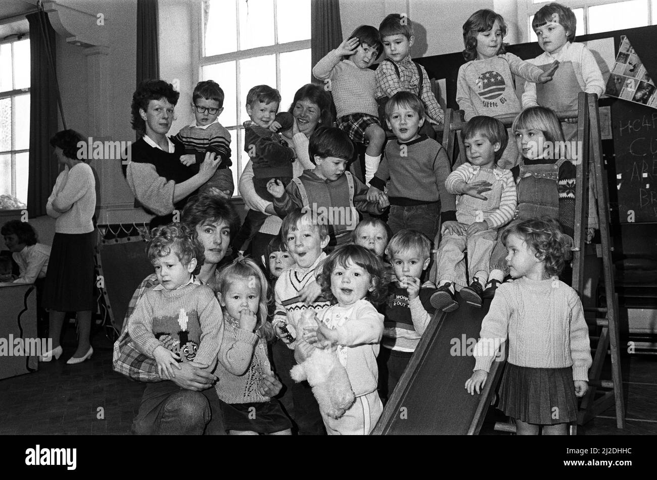 Certains des 25 enfants qui ont participé à une course d'obstacles organisée par Parkwood Playgroup. Les jeunes de deux et trois ans ont traversé des tunnels, des cadres d'escalade et des cerceaux. Il y avait une baignoire à son et des gâteaux, du café et du bric-a-brac étaient en vente. L'événement à l'église méthodiste de Parkwood a soulevé environ £55 000 pour de nouveaux jouets. 1st novembre 1985. Banque D'Images