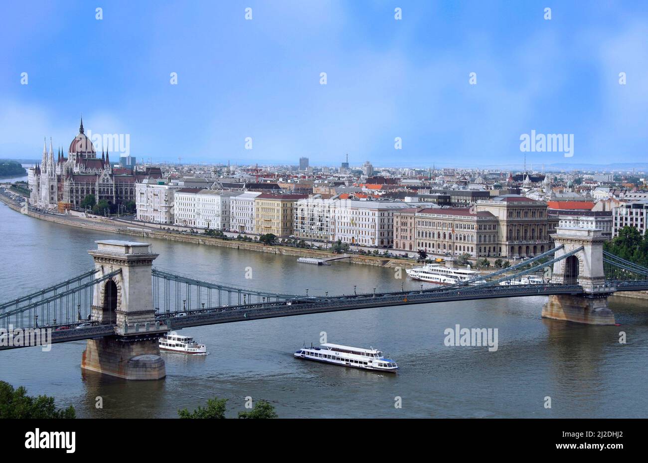 Panorama de Budapest le long du Danube avec pont des chaînes et bâtiment du Parlement Banque D'Images