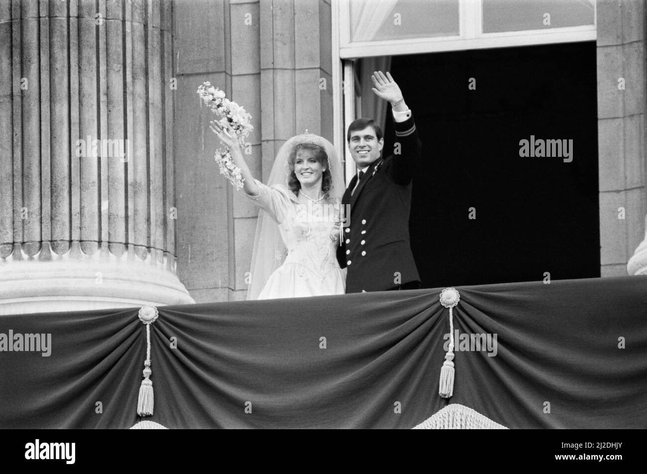 Le mariage du prince Andrew, duc de York et de Sarah Ferguson. Le duc et la duchesse de York se déferle devant de la foule depuis le balcon de Buckingham Palace. 23rd juillet 1986. Banque D'Images