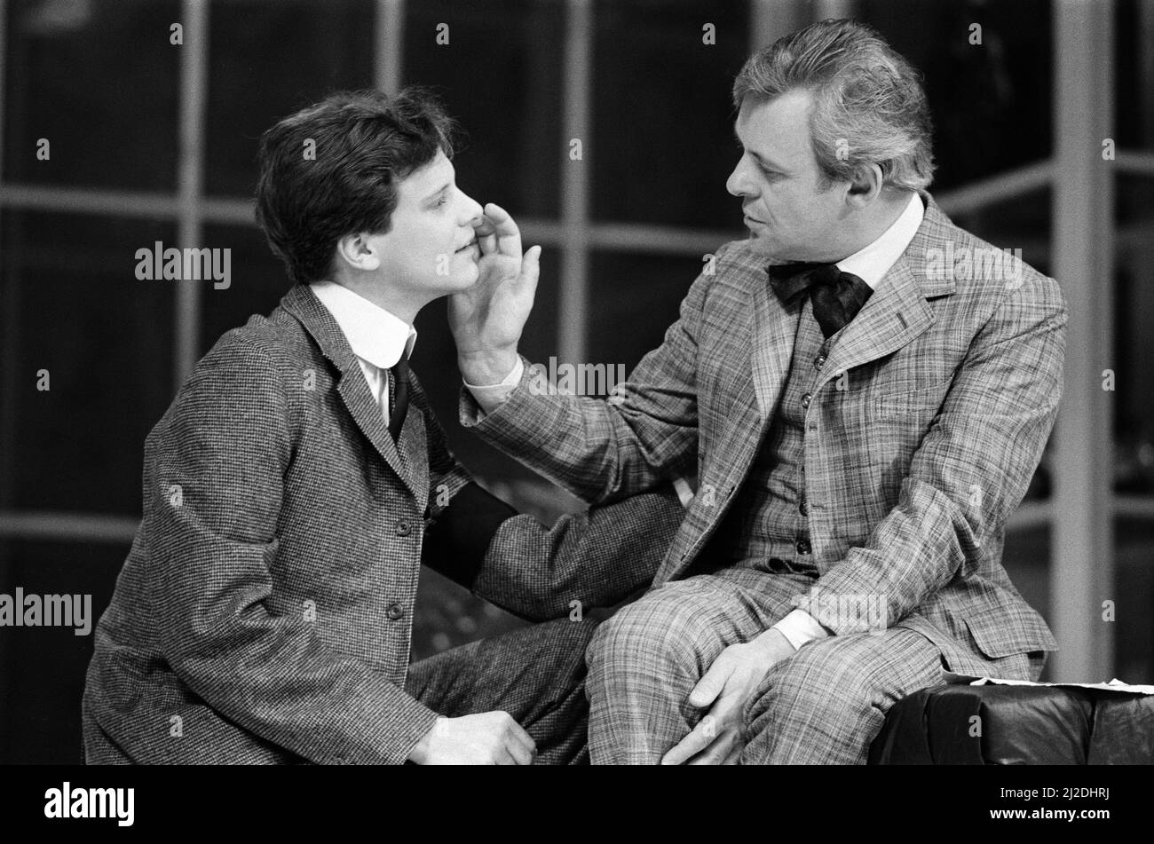 Les acteurs Sir Anthony Hopkinsand Colin Firth dans une scène de la pièce d'Arthur Schnitzler la route Lonely. Le vieux Vic à Londres. 5th février 1985. Banque D'Images