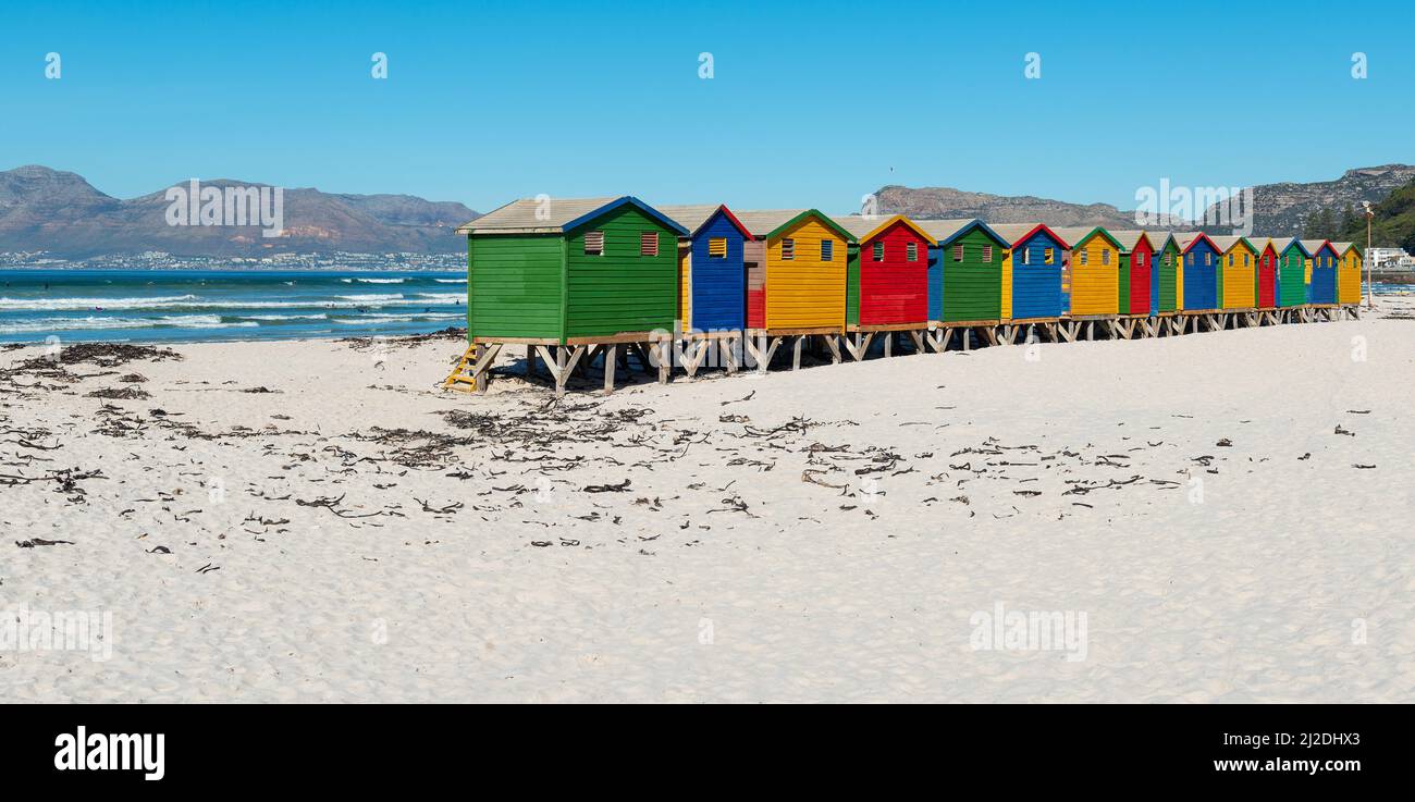 Panorama de cabines de plage en bois colorées de la plage de Muizenberg près du Cap, province du Cap occidental, Afrique du Sud. Banque D'Images