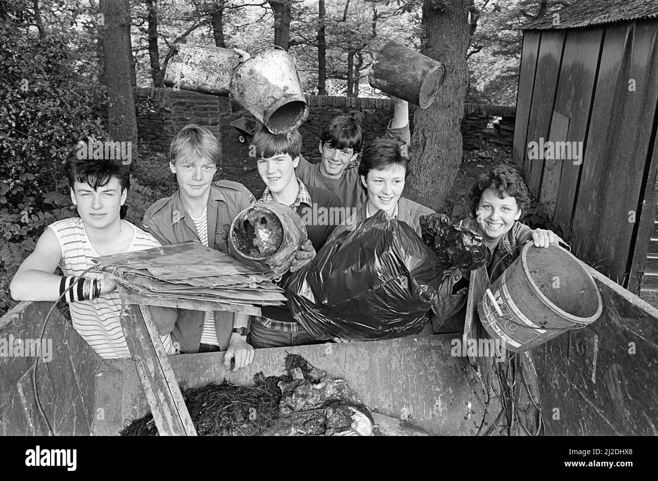 Les élèves de Holmfirth High School (de gauche à droite), Ben Steele, Jonathan Trollope, Robert Goddard, Simon Thompson, se battent pour garder la Grande-Bretagne belle. Penny Gibbins et Lorna Rees. La Holme Valley Civic Society a organisé le nettoyage, à Hays Wood, à Thongsbridge, près de Woodland Estate. Ils ont débarrassé un skipful de déchets, y compris un lit et des parties de voitures. Le travail a pris une journée entière, et l'organisateur, M. Brian Cropper, du comité exécutif de la Société civique, a estimé qu'il y avait quatre ou cinq autres skipfuls de déchets dans le bois. Il a dit qu'il espérait bientôt établir une autre session de compensation. 20th juin 19 Banque D'Images