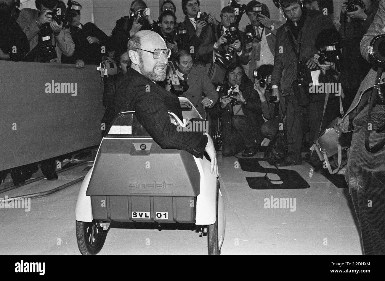 Le nouveau véhicule électrique Sir Clive Sinclair dans son nouveau véhicule électrique, le C5. Sir Clive rencontre la presse photo prise le 10th janvier 1985 Banque D'Images