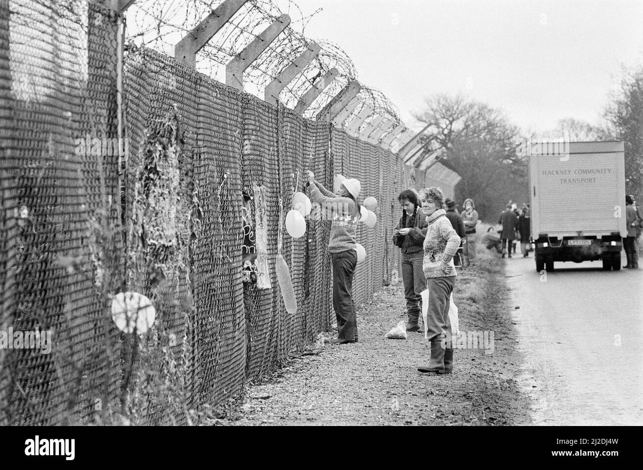 Les femmes se préparent pour Noël au camp de la paix à la station de la Royal Air Force Greenham Common près de Newbury, Berkshire. Le camp a été établi pour protester contre la décision du gouvernement britannique de permettre la mise en place de missiles de croisière américains sur la base aérienne. Photo 14th décembre 1985. Banque D'Images