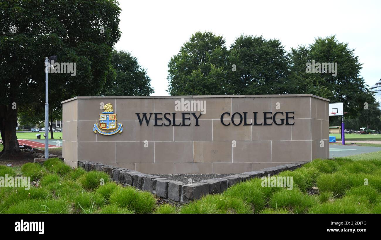 Grande signalisation Wesley College, avec la crête de l'école, en face de l'angle de Moubray St et St Kilda Rd Banque D'Images