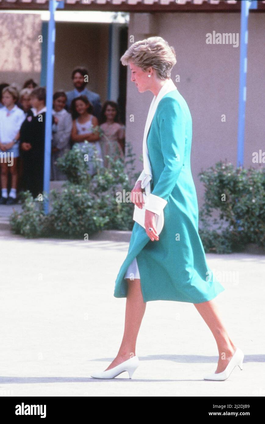 Prince et Princesse de Galles, excursion au Moyen-Orient, novembre 1986. Notre photo montre ... La princesse Diana à l'école anglophone de Doha, Qatar, samedi 15th novembre 1986. Banque D'Images