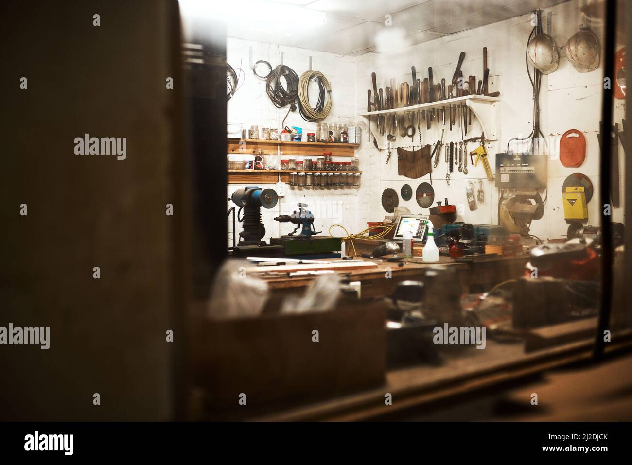 C'est mon atelier. Photo d'un atelier rempli de différents types d'outils à l'intérieur d'une maison de nuit. Banque D'Images