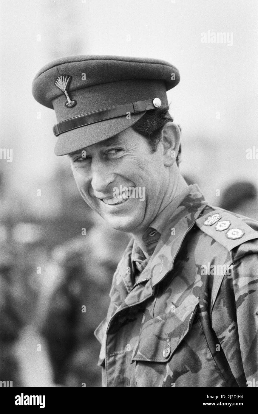 Prince Charles, le Prince de Galles visite à la Royal School of Military Engineering à Chattenden Barracks près de Rochester, dans le Kent, où il a rencontré des soldats de la Royal Engineers Corp. 20th mars 1985. Banque D'Images