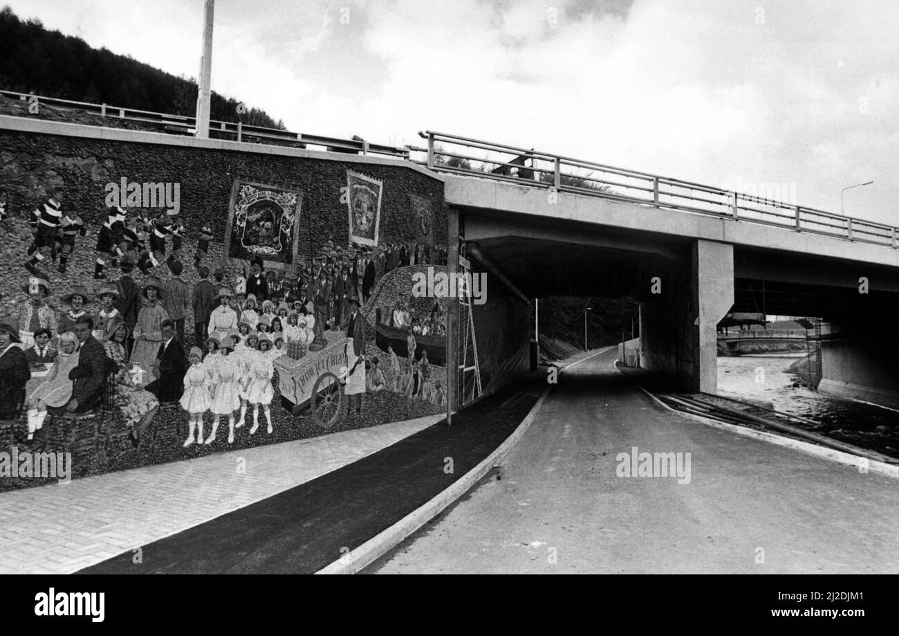 Partie de la murale sur le mur de l'un des ponts de la nouvelle route de dérivation Risca. 19th mai 1986. Banque D'Images