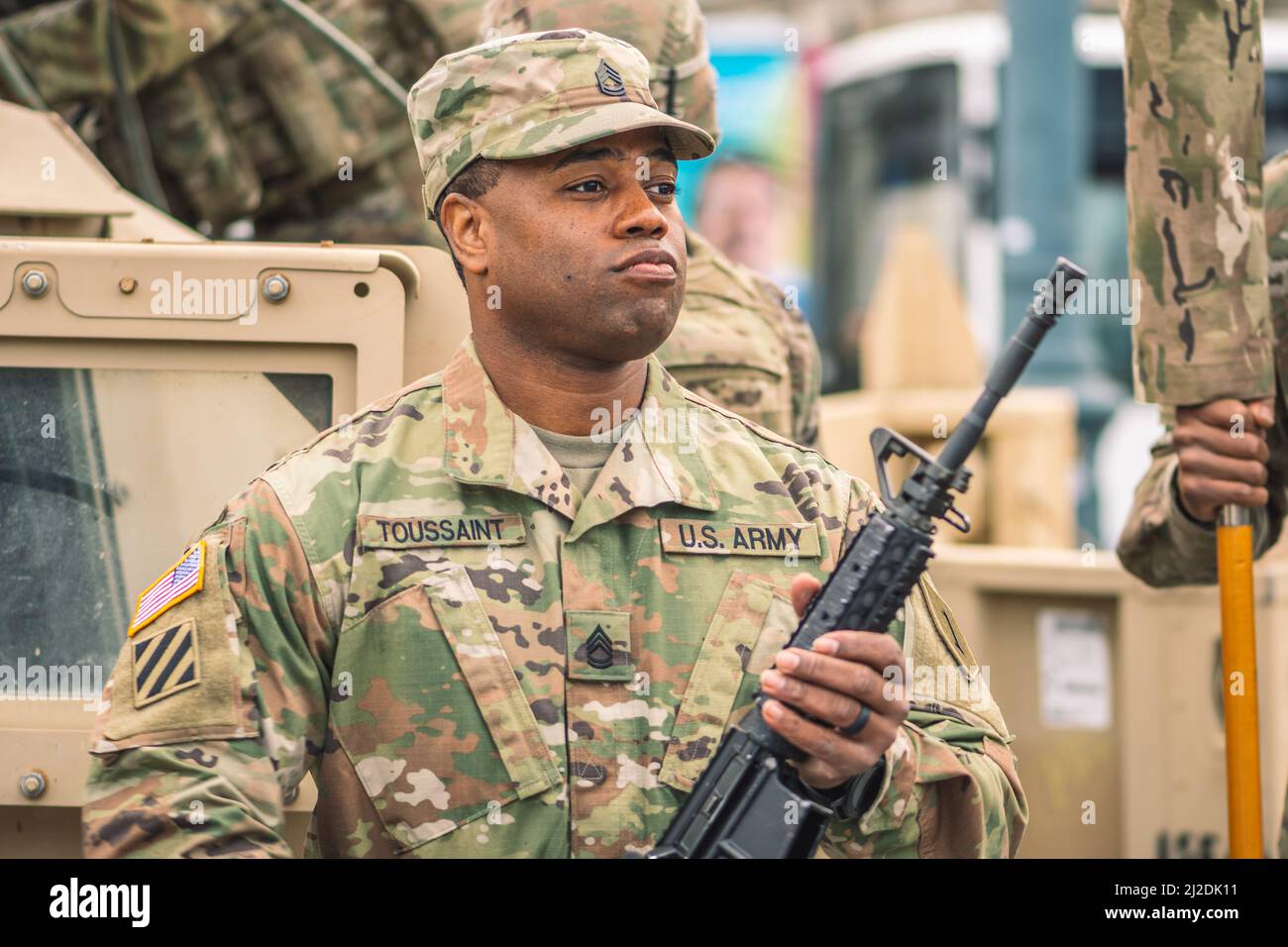 Soldat du corps des Marines des États-Unis d'Amérique d'Afrique avec fusil de chasse ou fusil et véhicule blindé humvee en arrière-plan, troupes américaines ou américaines de l'armée Banque D'Images